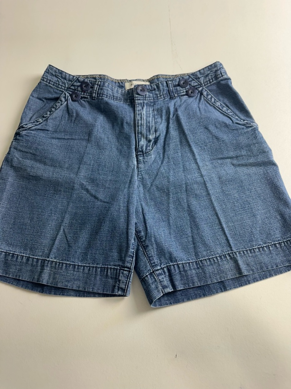 Merona women’s size 8 denim shorts with front and back pockets button detail